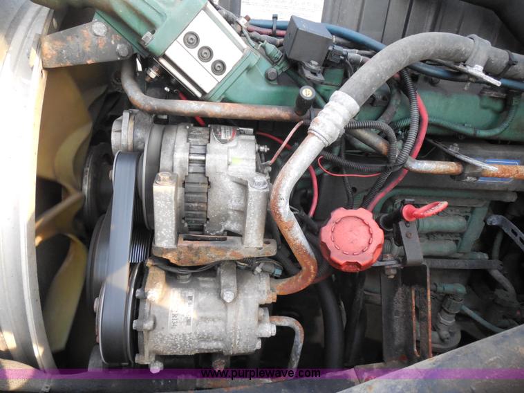 image for item I1497 2006 Volvo VNL semi truck