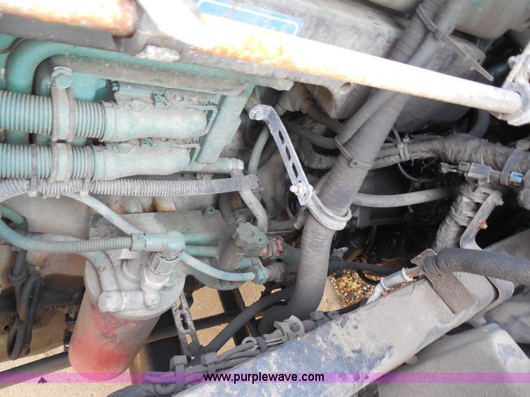 image for item I1497 2006 Volvo VNL semi truck