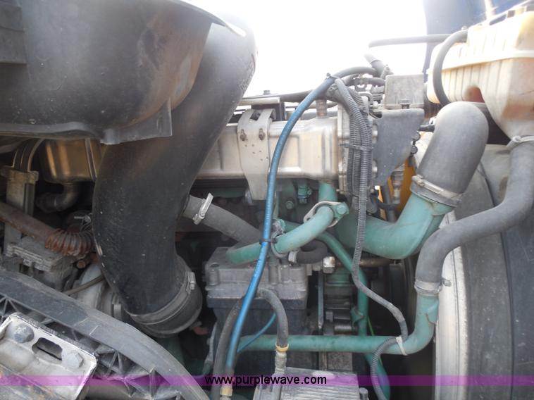 image for item I1497 2006 Volvo VNL semi truck