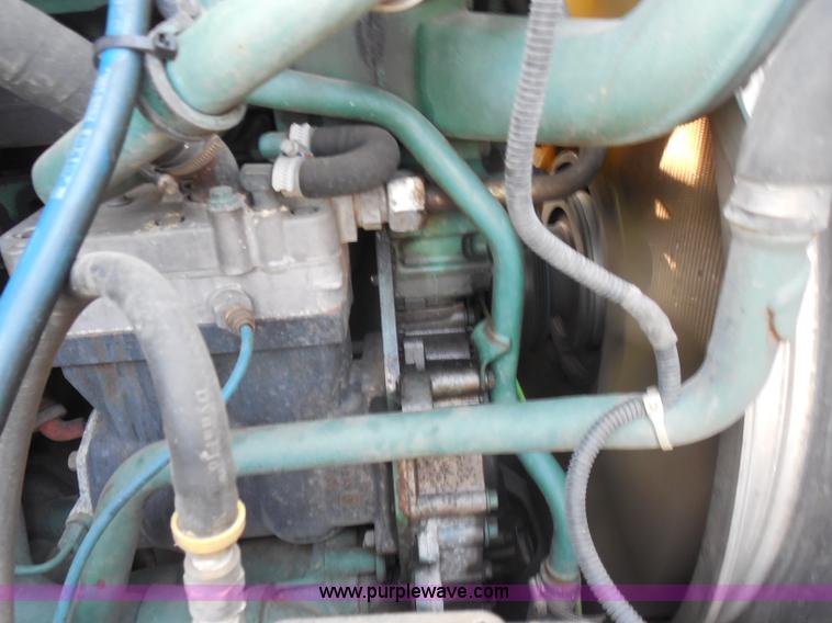 image for item I1497 2006 Volvo VNL semi truck