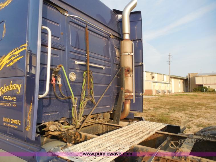 image for item I1497 2006 Volvo VNL semi truck