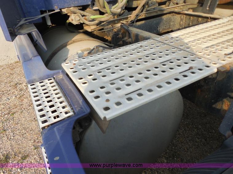 image for item I1497 2006 Volvo VNL semi truck