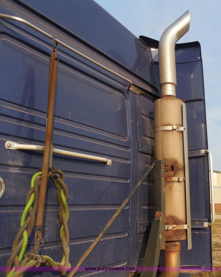 image for item I1497 2006 Volvo VNL semi truck