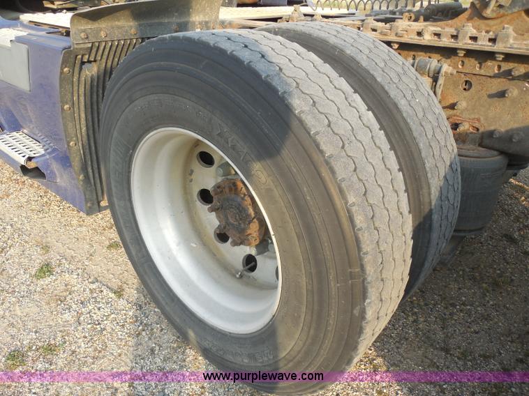 image for item I1497 2006 Volvo VNL semi truck