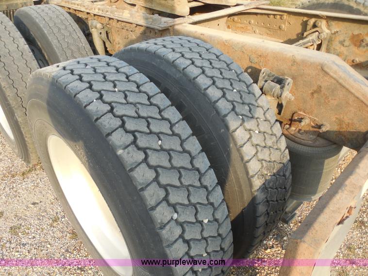 image for item I1497 2006 Volvo VNL semi truck