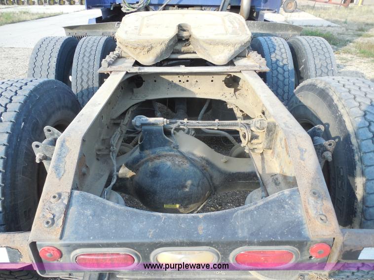 image for item I1497 2006 Volvo VNL semi truck