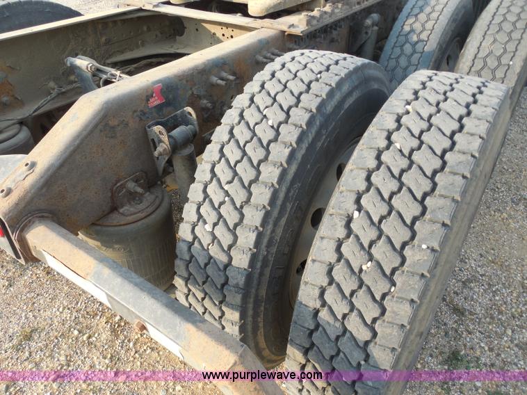 image for item I1497 2006 Volvo VNL semi truck