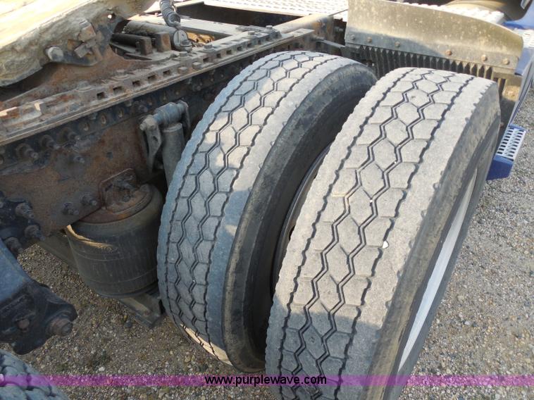 image for item I1497 2006 Volvo VNL semi truck