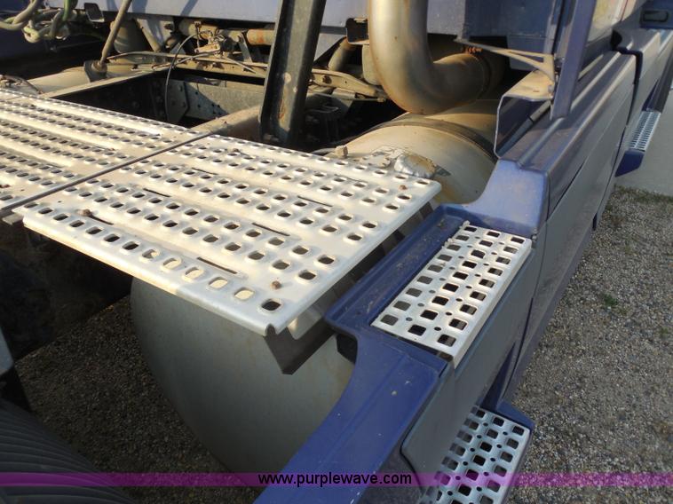 image for item I1497 2006 Volvo VNL semi truck