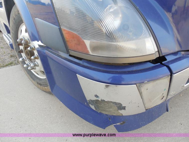 image for item I1497 2006 Volvo VNL semi truck