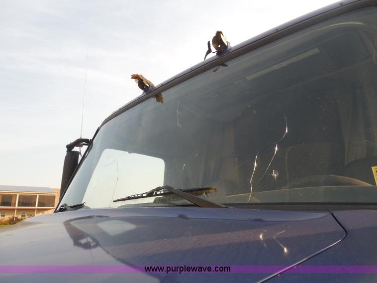 image for item I1497 2006 Volvo VNL semi truck