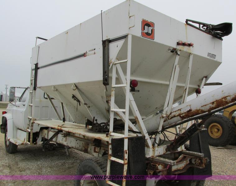 image for item I4248 Truck fertilizer tender box
