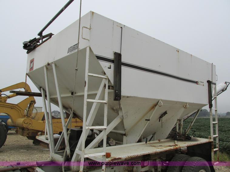 image for item I4248 Truck fertilizer tender box