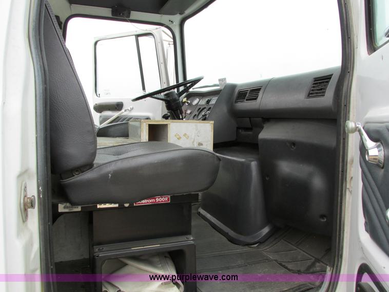 image for item I4249 1994 Ford LN8000 fuel truck