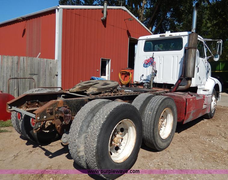 image for item I4356 1988 International 8300 semi truck