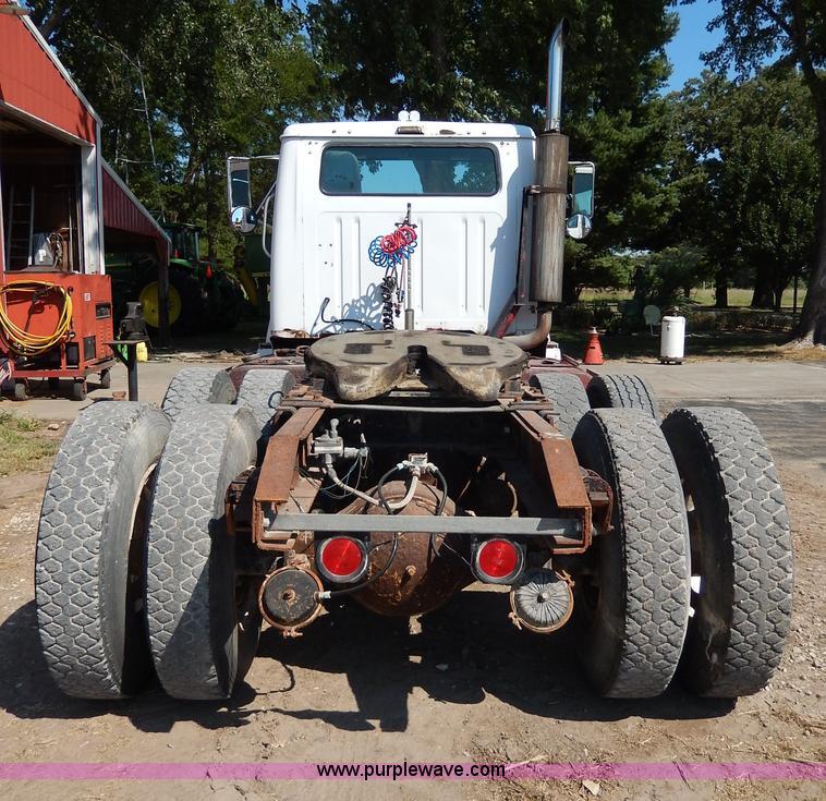 image for item I4356 1988 International 8300 semi truck