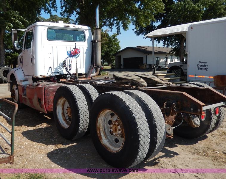 image for item I4356 1988 International 8300 semi truck