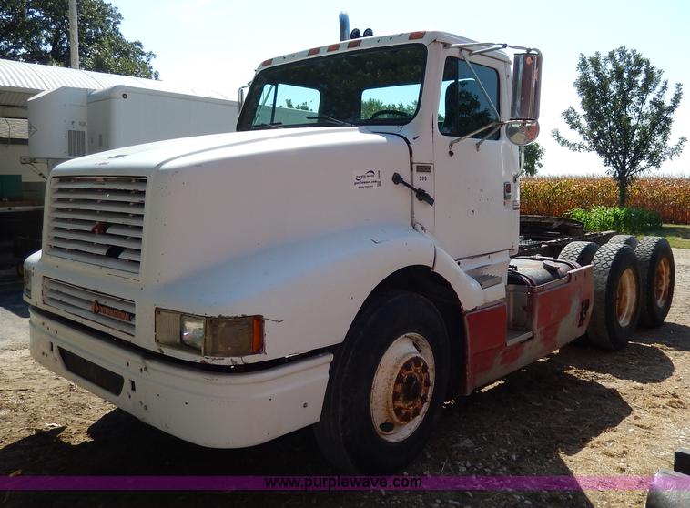 image for item I4356 1988 International 8300 semi truck