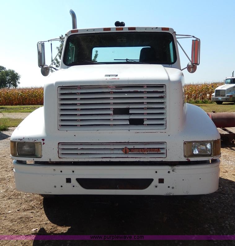 image for item I4356 1988 International 8300 semi truck
