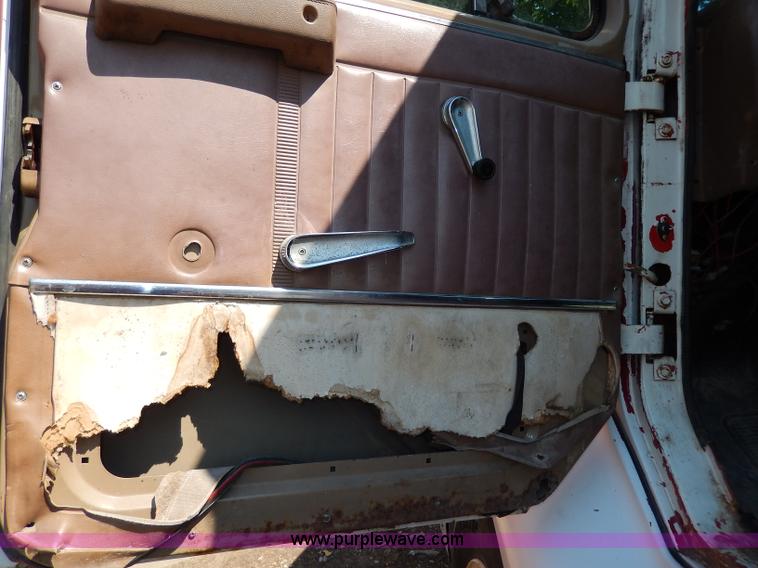 image for item I4356 1988 International 8300 semi truck