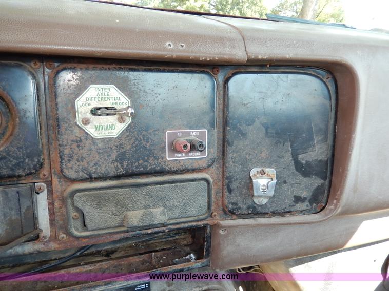 image for item I4356 1988 International 8300 semi truck