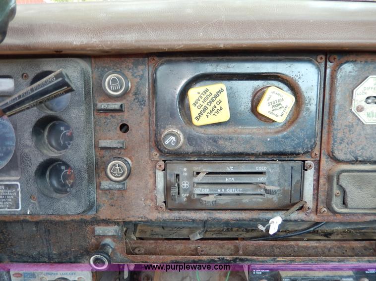 image for item I4356 1988 International 8300 semi truck