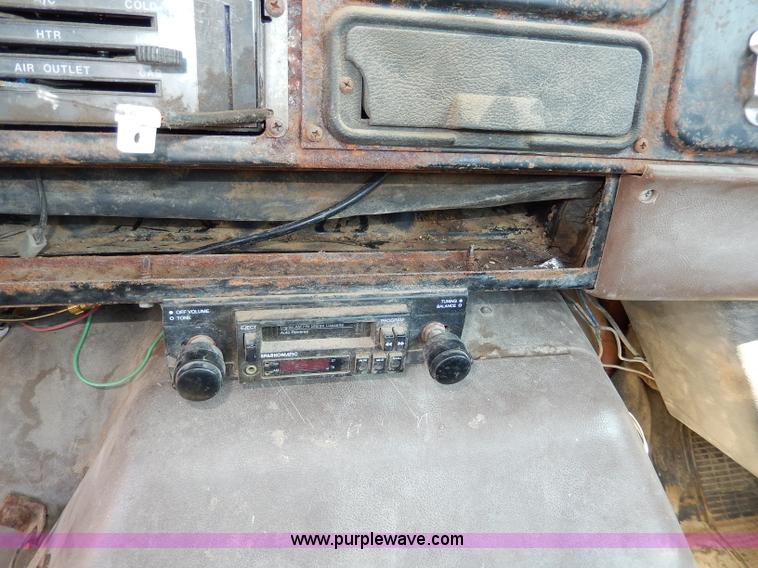 image for item I4356 1988 International 8300 semi truck
