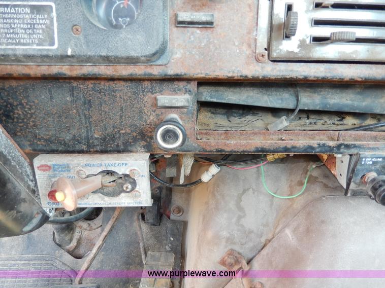 image for item I4356 1988 International 8300 semi truck