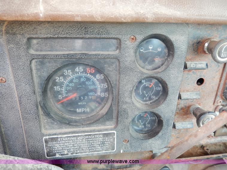image for item I4356 1988 International 8300 semi truck