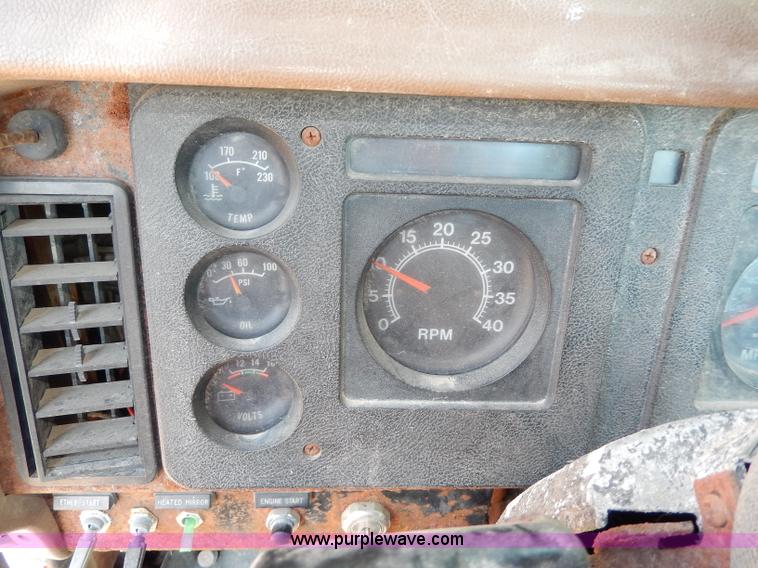 image for item I4356 1988 International 8300 semi truck