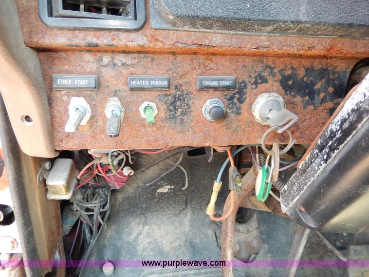 image for item I4356 1988 International 8300 semi truck