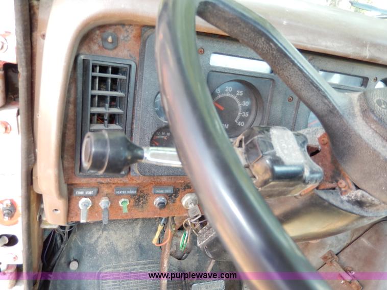 image for item I4356 1988 International 8300 semi truck