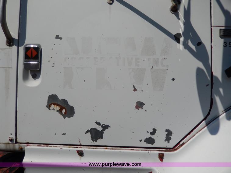 image for item I4356 1988 International 8300 semi truck
