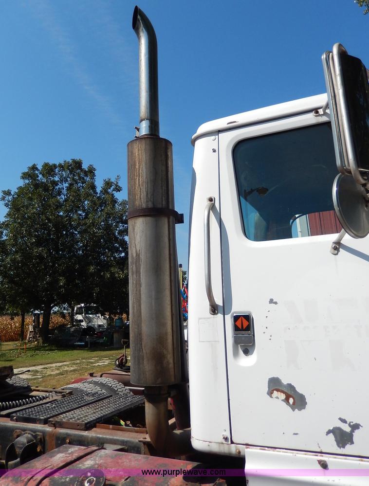 image for item I4356 1988 International 8300 semi truck