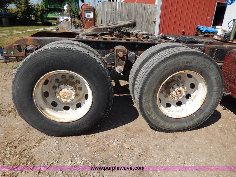 image for item I4356 1988 International 8300 semi truck