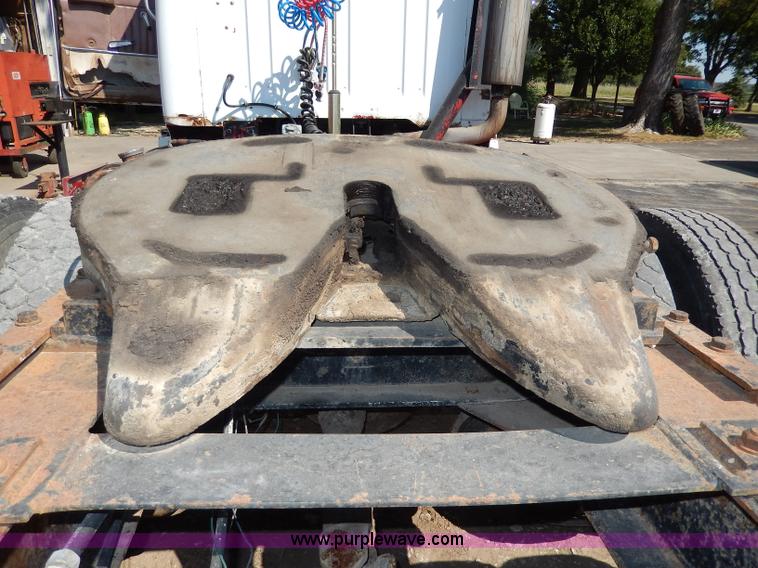 image for item I4356 1988 International 8300 semi truck