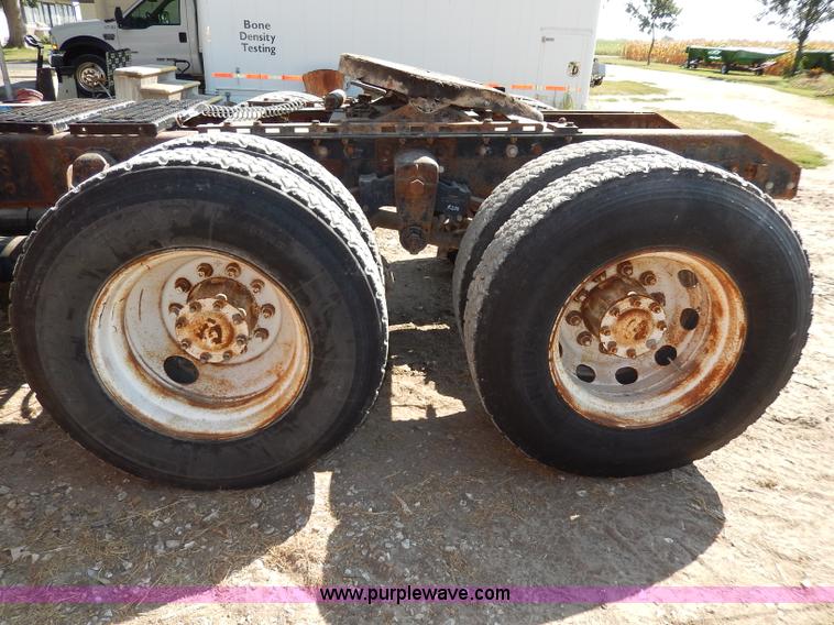 image for item I4356 1988 International 8300 semi truck