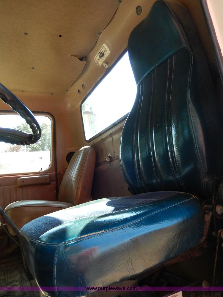 image for item I4356 1988 International 8300 semi truck