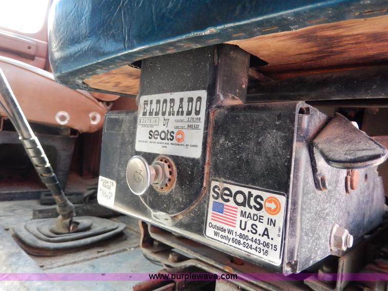 image for item I4356 1988 International 8300 semi truck