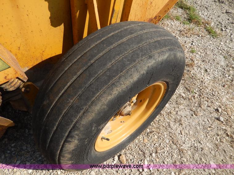 image for item I4363 Vermeer 605F round baler