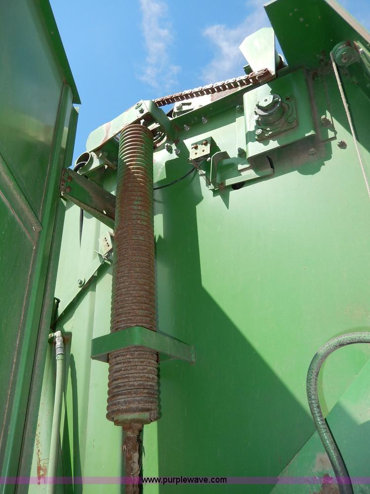 image for item I4368 John Deere 530 round baler