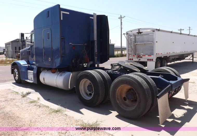 image for item I7600 1999 Peterbilt 377 semi truck