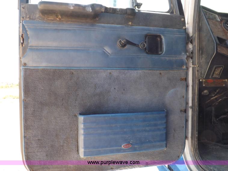 image for item I7600 1999 Peterbilt 377 semi truck