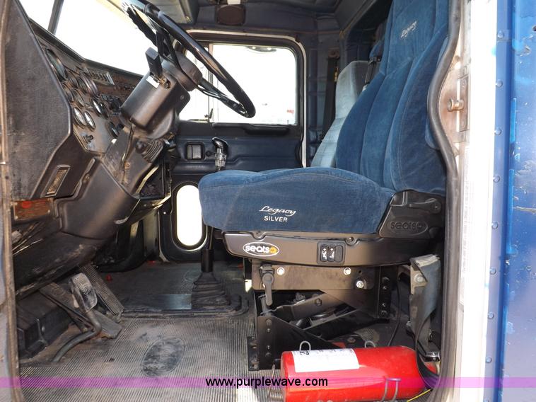 image for item I7600 1999 Peterbilt 377 semi truck