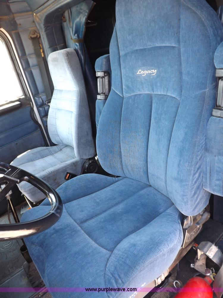 image for item I7600 1999 Peterbilt 377 semi truck