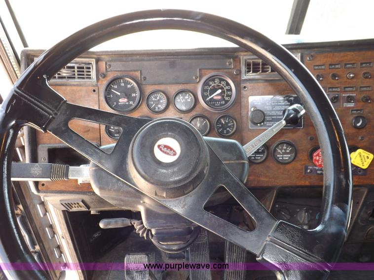 image for item I7600 1999 Peterbilt 377 semi truck