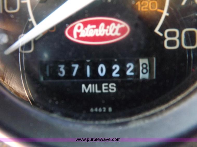 image for item I7600 1999 Peterbilt 377 semi truck