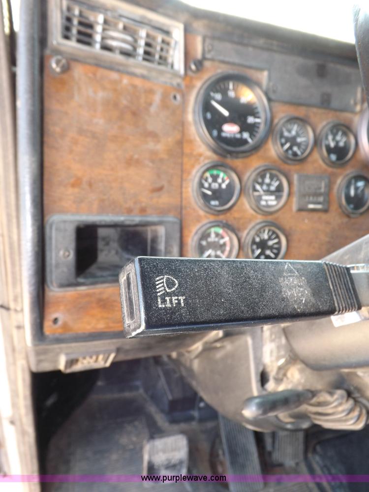 image for item I7600 1999 Peterbilt 377 semi truck