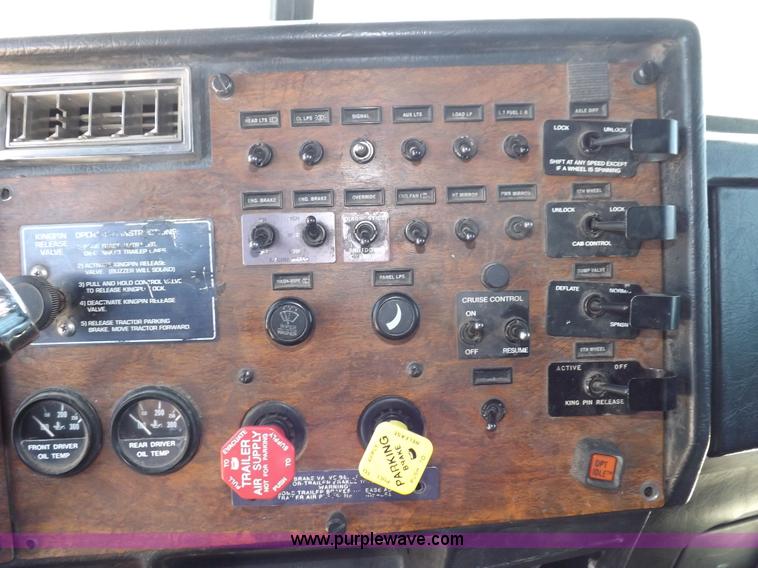 image for item I7600 1999 Peterbilt 377 semi truck