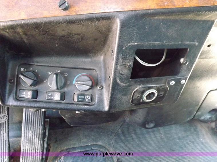 image for item I7600 1999 Peterbilt 377 semi truck